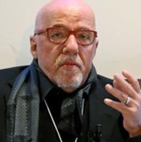 Paulo Coelho ofrece comprar derechos de The interview